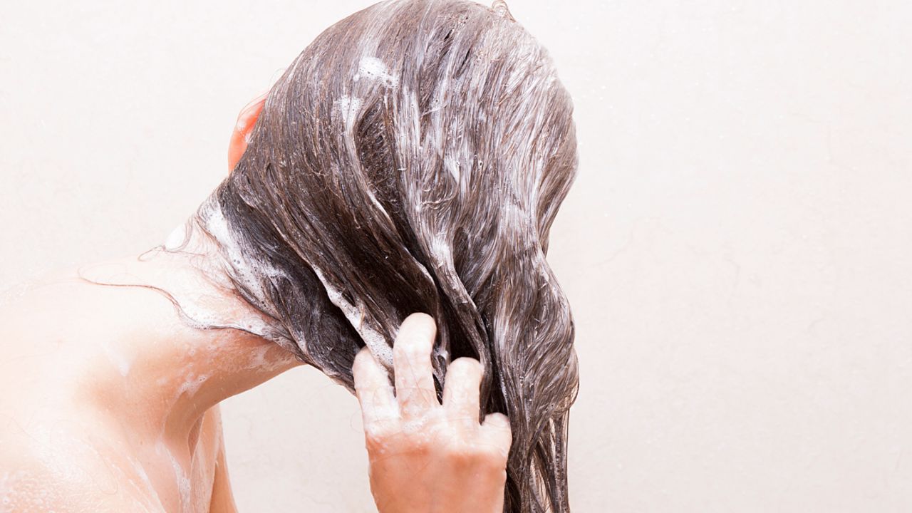 Cabelo baço e desidratado: experimente Cowashing!