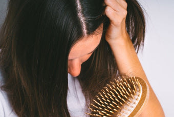 Cuidado do cabelo feminino: fatores que influenciam a queda de cabelo nas mulheres e como fortalecer a sua saúde