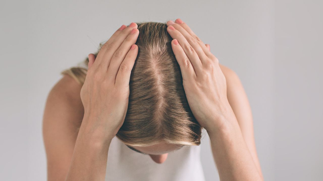 Queda de cabelo: quando se preocupar e o que fazer