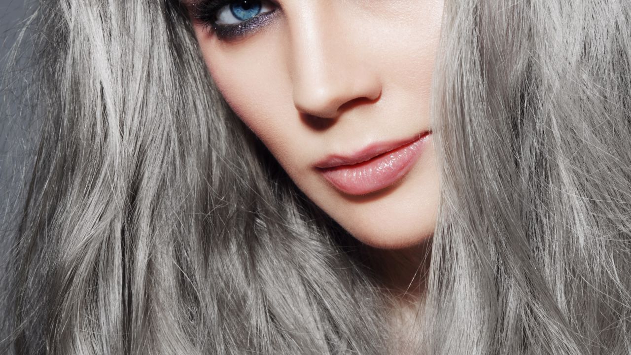 Cabelo Branco Jovem: Quais são as Causas e Remédios mais comuns?